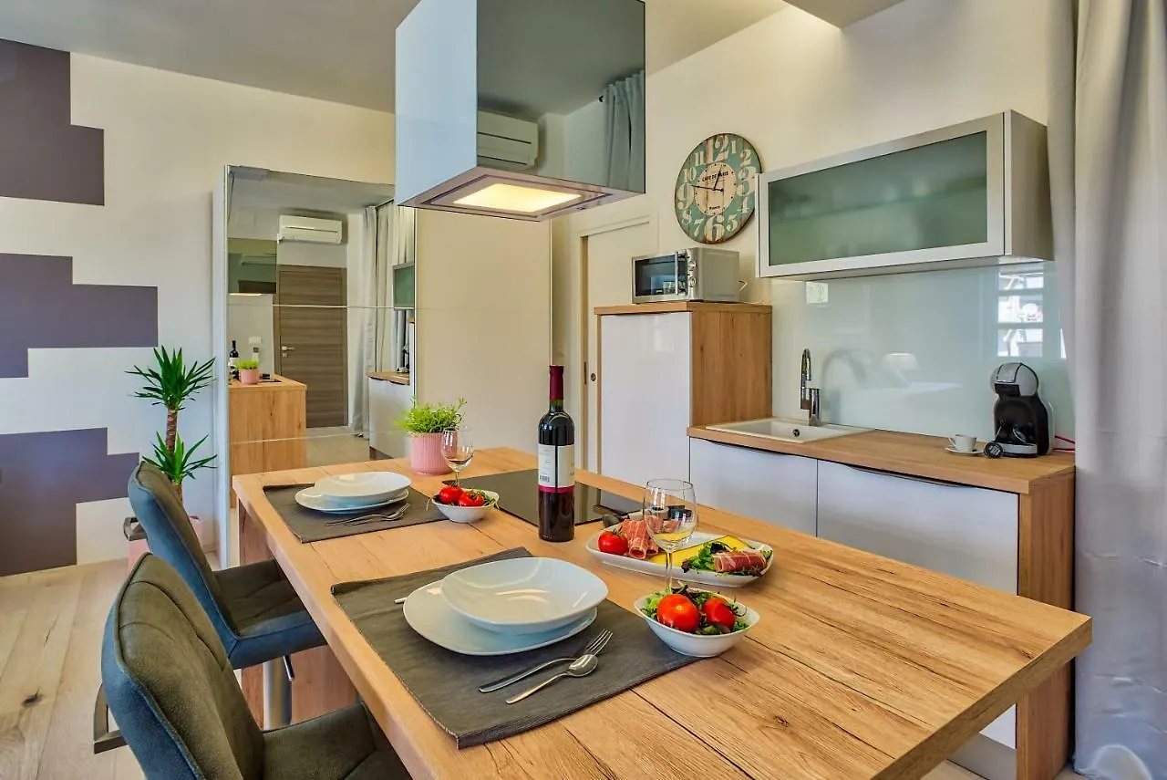 Parkside Studio Apartments With Free Parking Pula 0*,